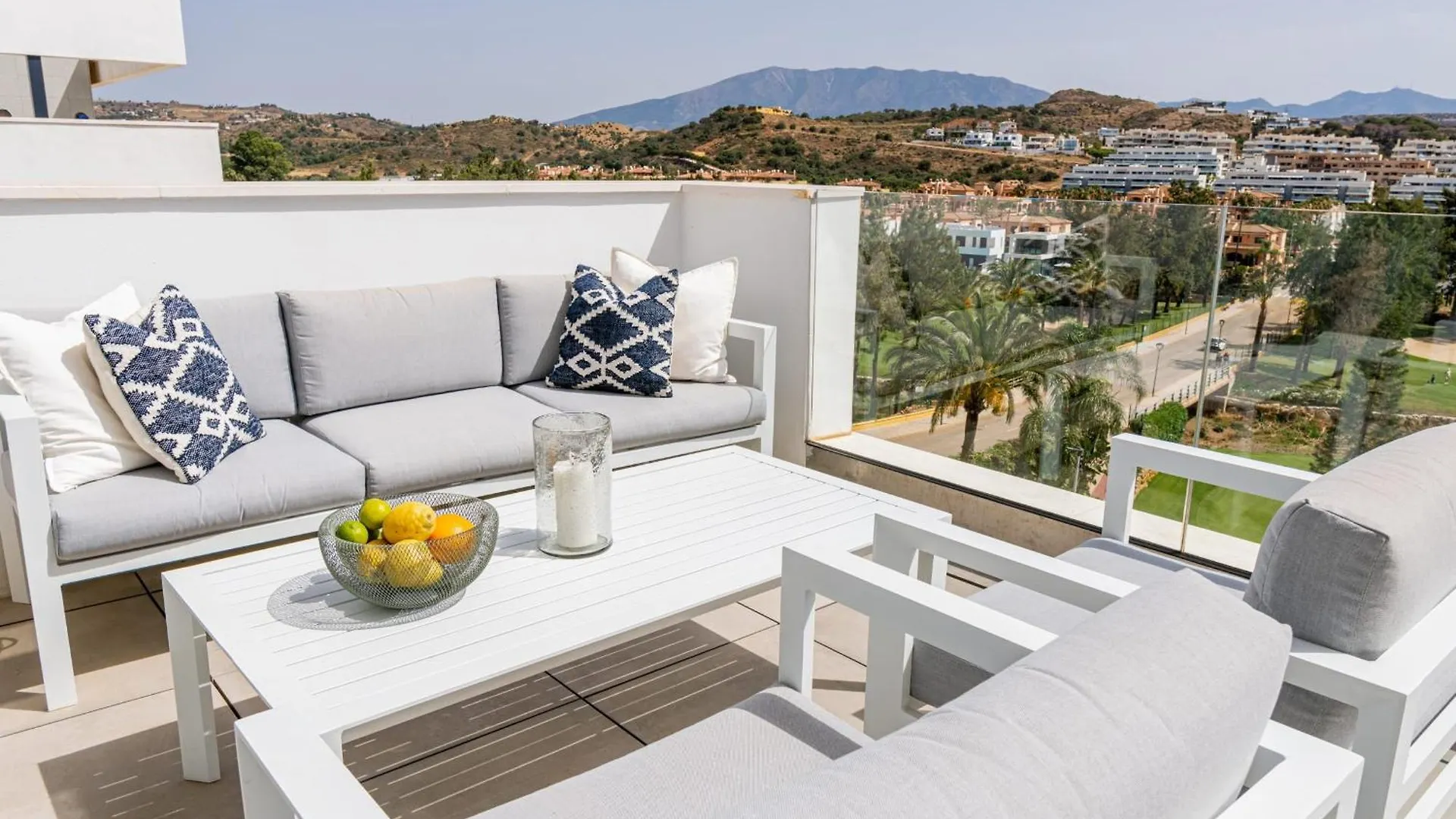 Contacts de Magnificent Frontline Golf Penthouse In Navigolf La Cala De Mijas